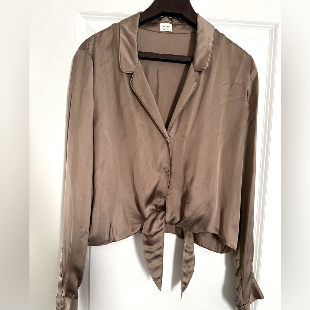 Aritzia Wilfred silky top. New with tags